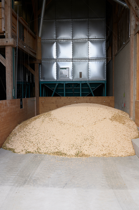 Lagerhalle mit Holzspänen auf dem Boden