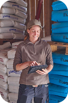 Frau mit Tablet in Lagerhalle