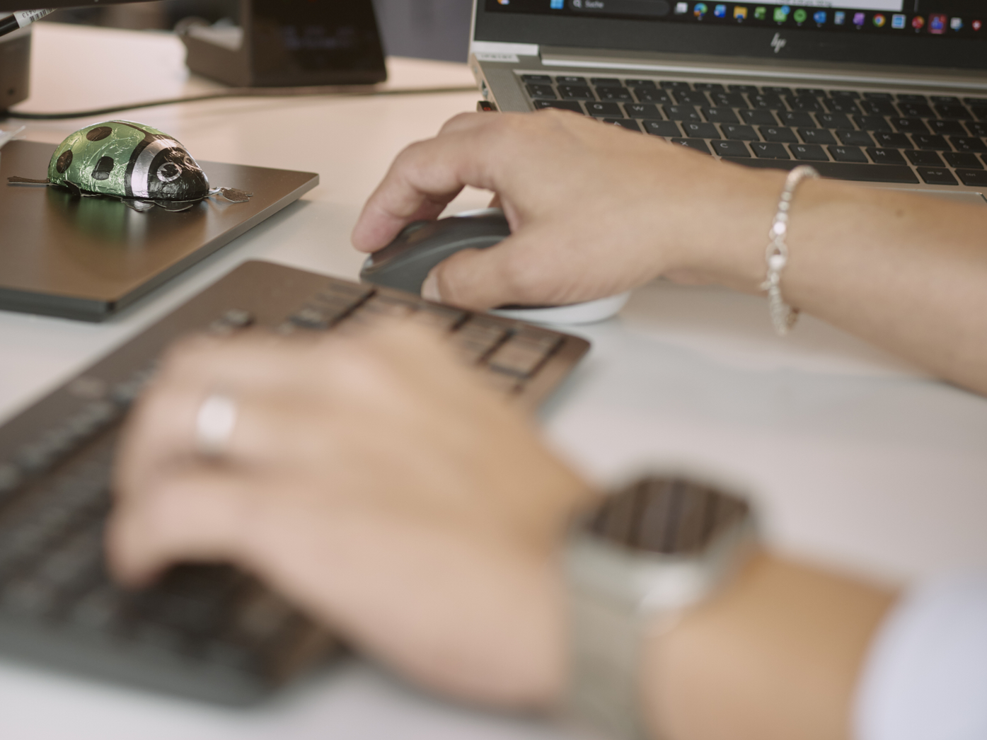 Hand am Computer mit Maus und Tastatur