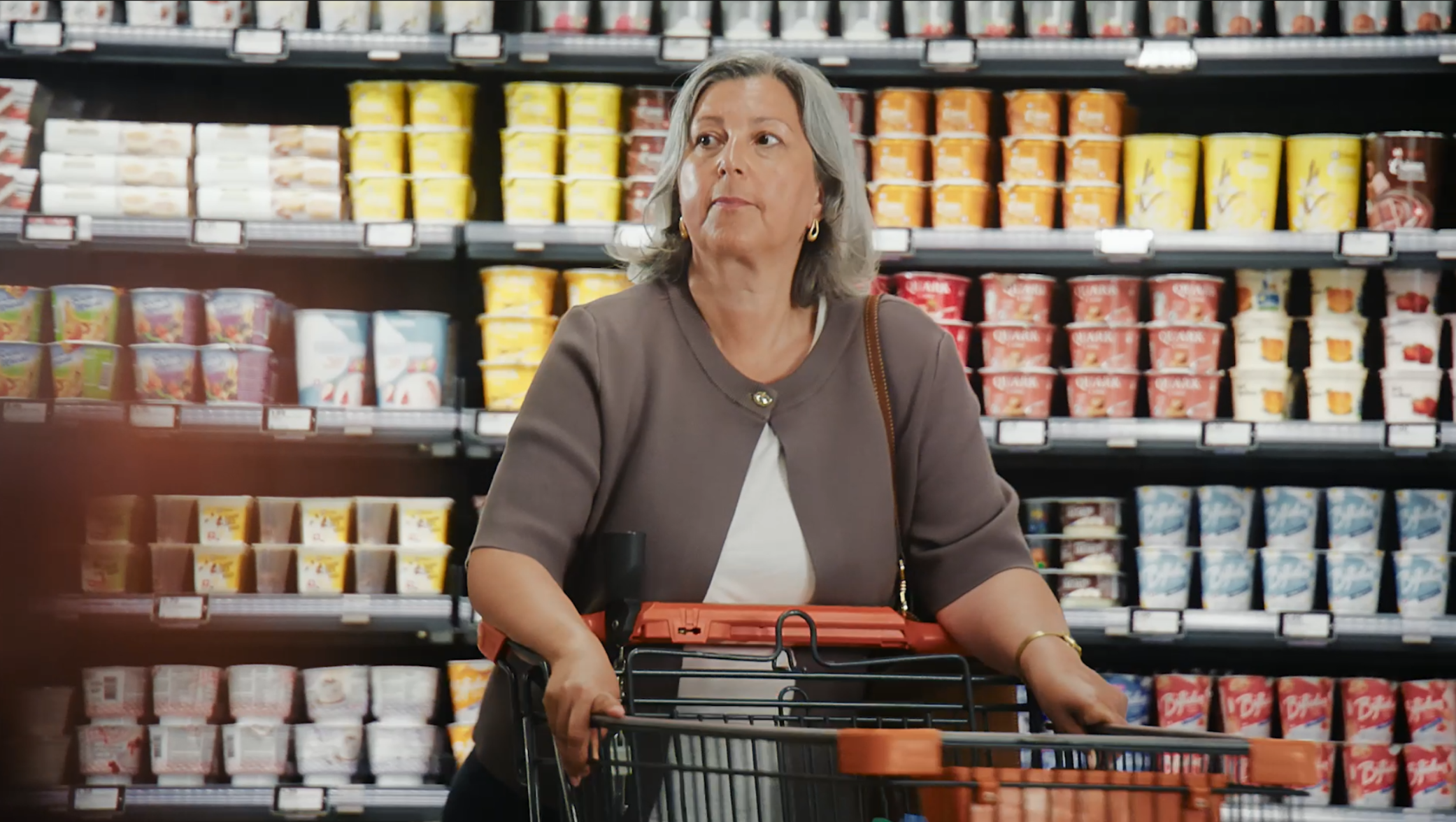 Frau mit Einkaufswagen im Supermarkt