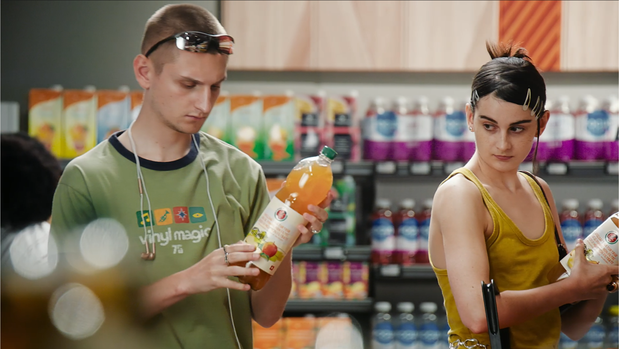 Junge im Supermarkt mit Getränken