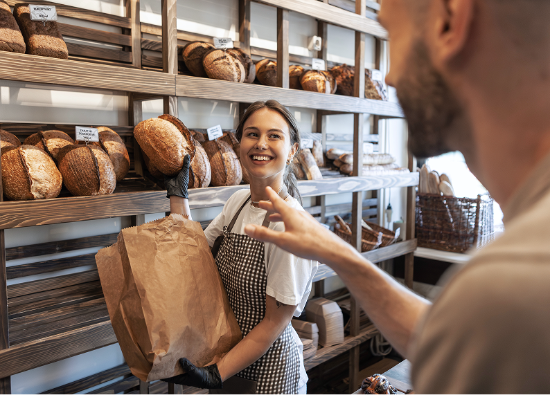 Bäckerin mit Brot in der Hand.