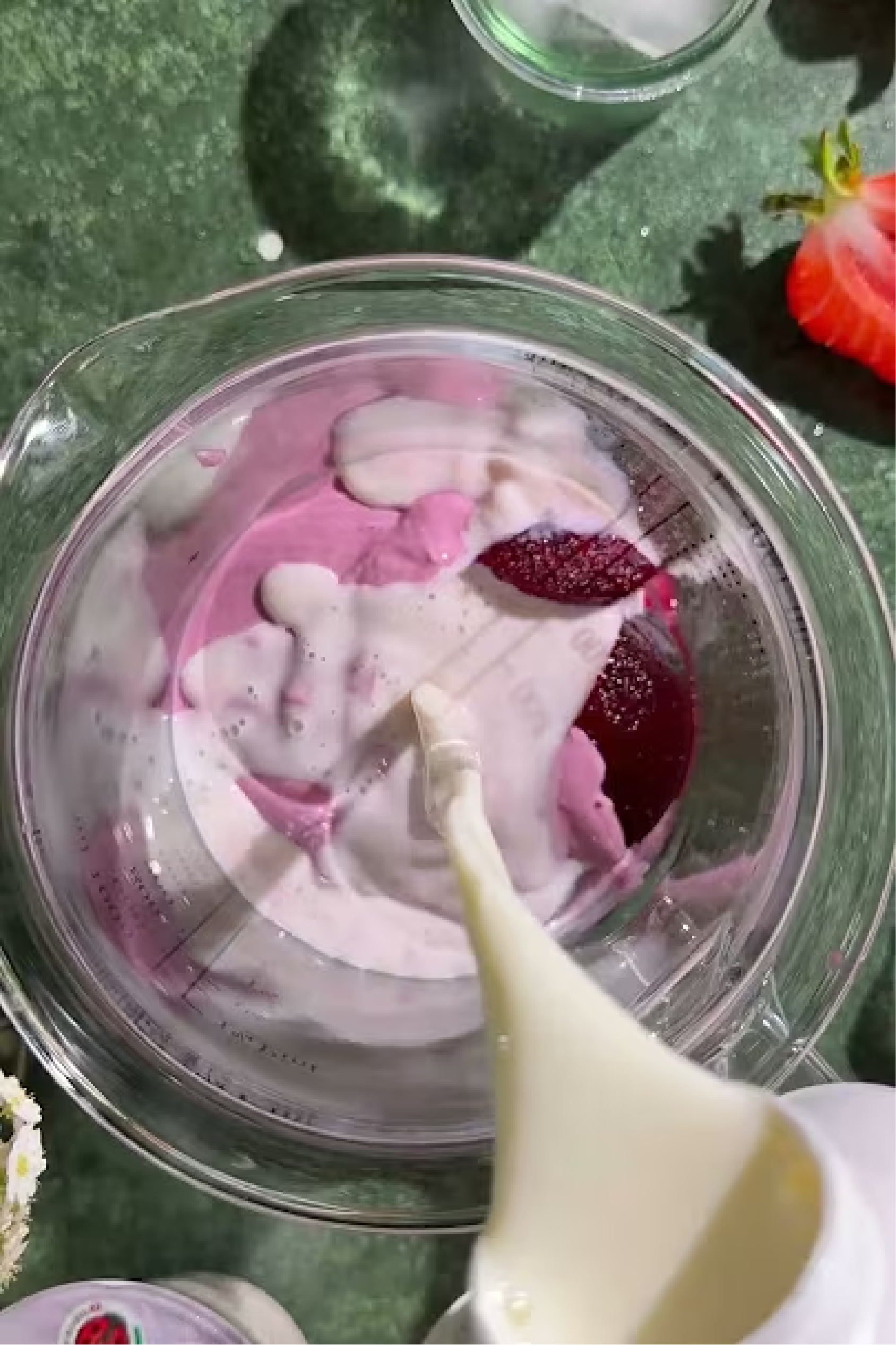 Sahne wird in eine Schüssel gegossen.