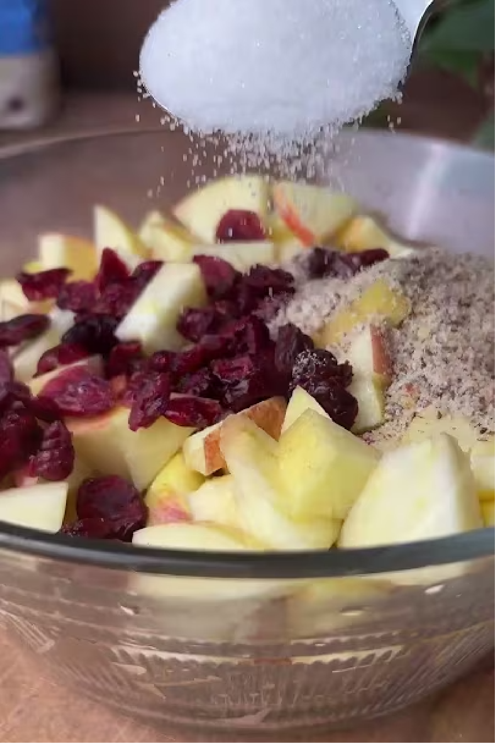 Äpfel und Trockenfrüchte mit Zucker