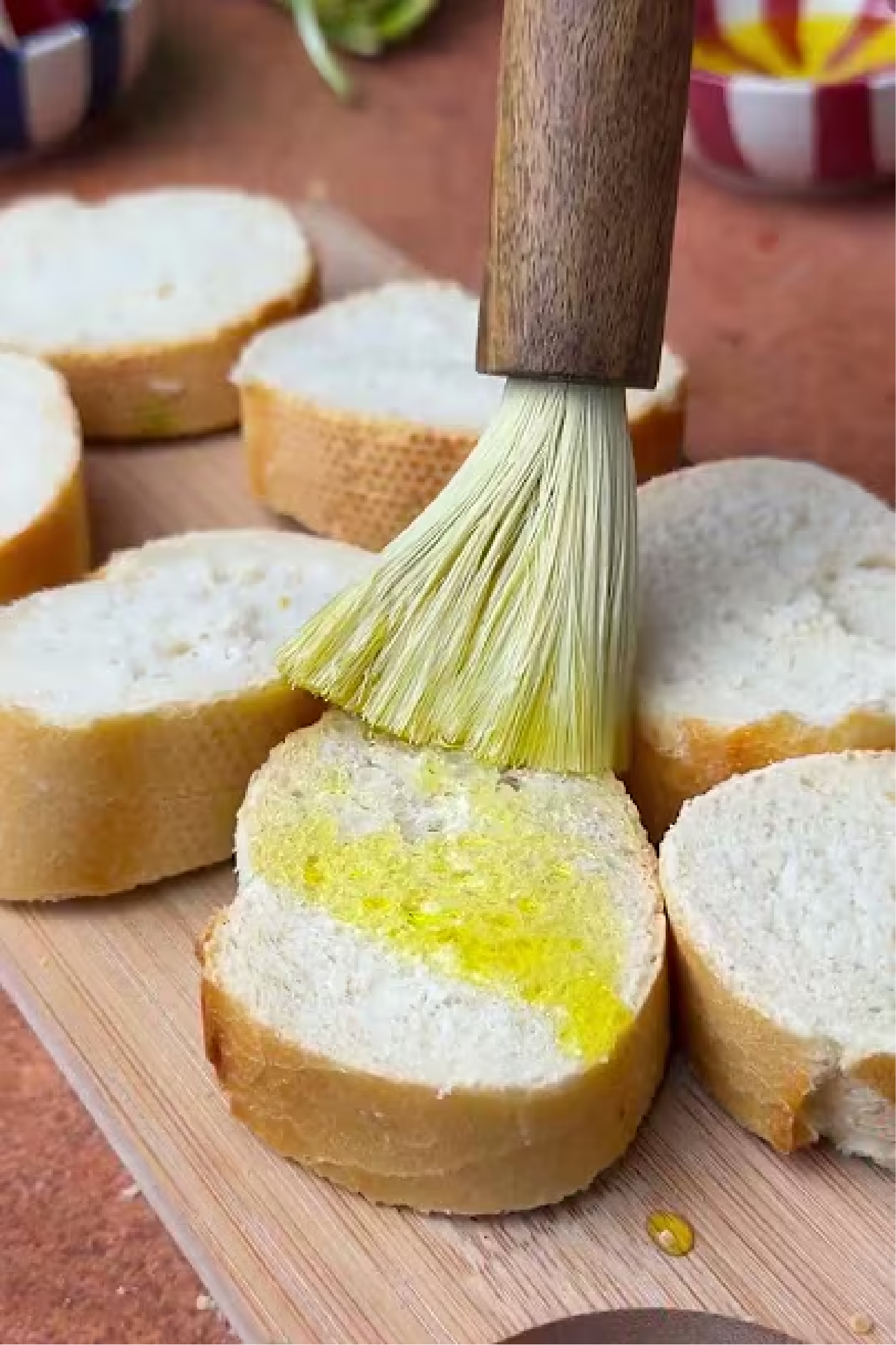 Öl wird auf Brotscheiben aufgetragen