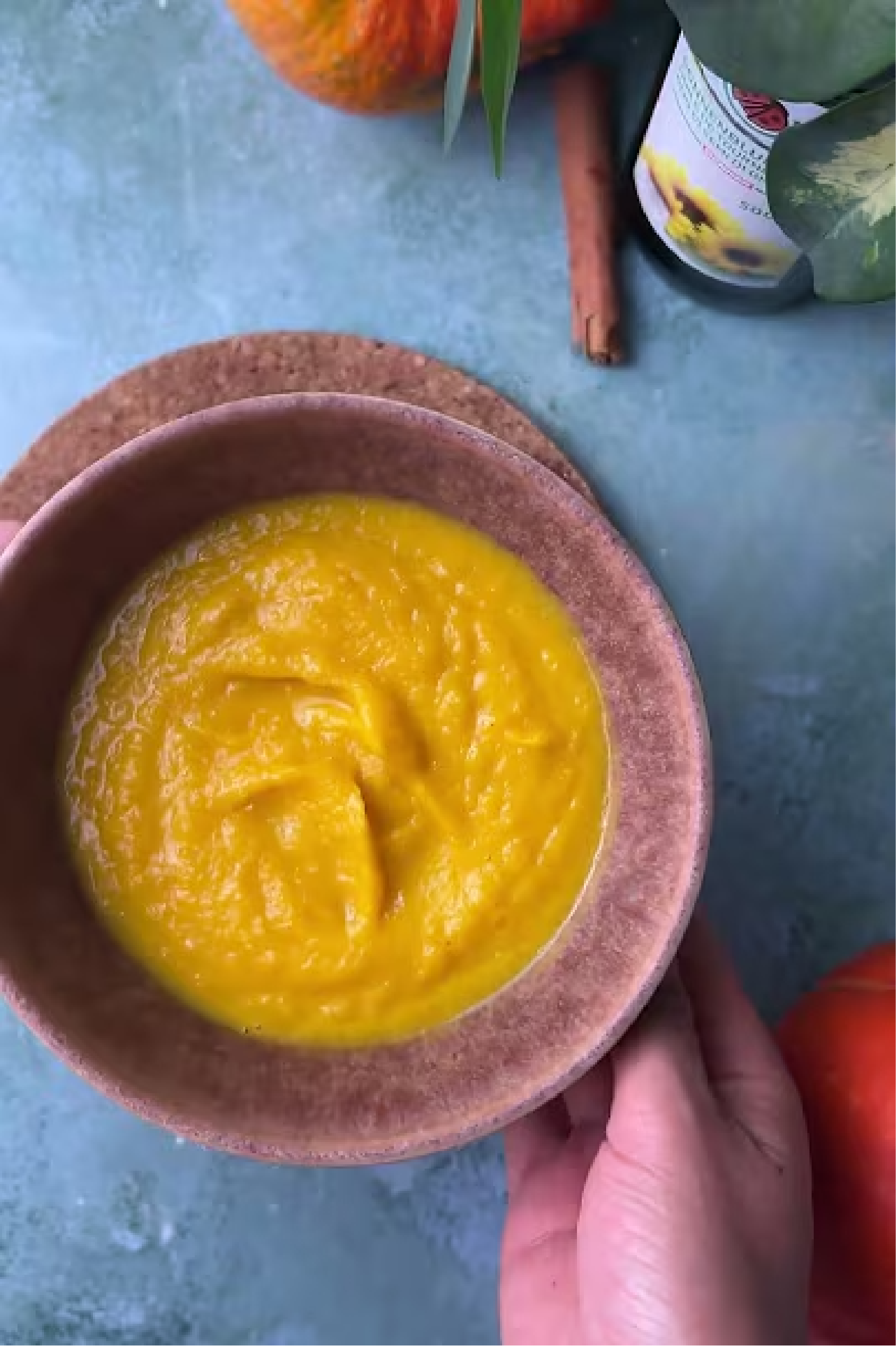 Hausgemachte Kürbissuppe in einer Schüssel