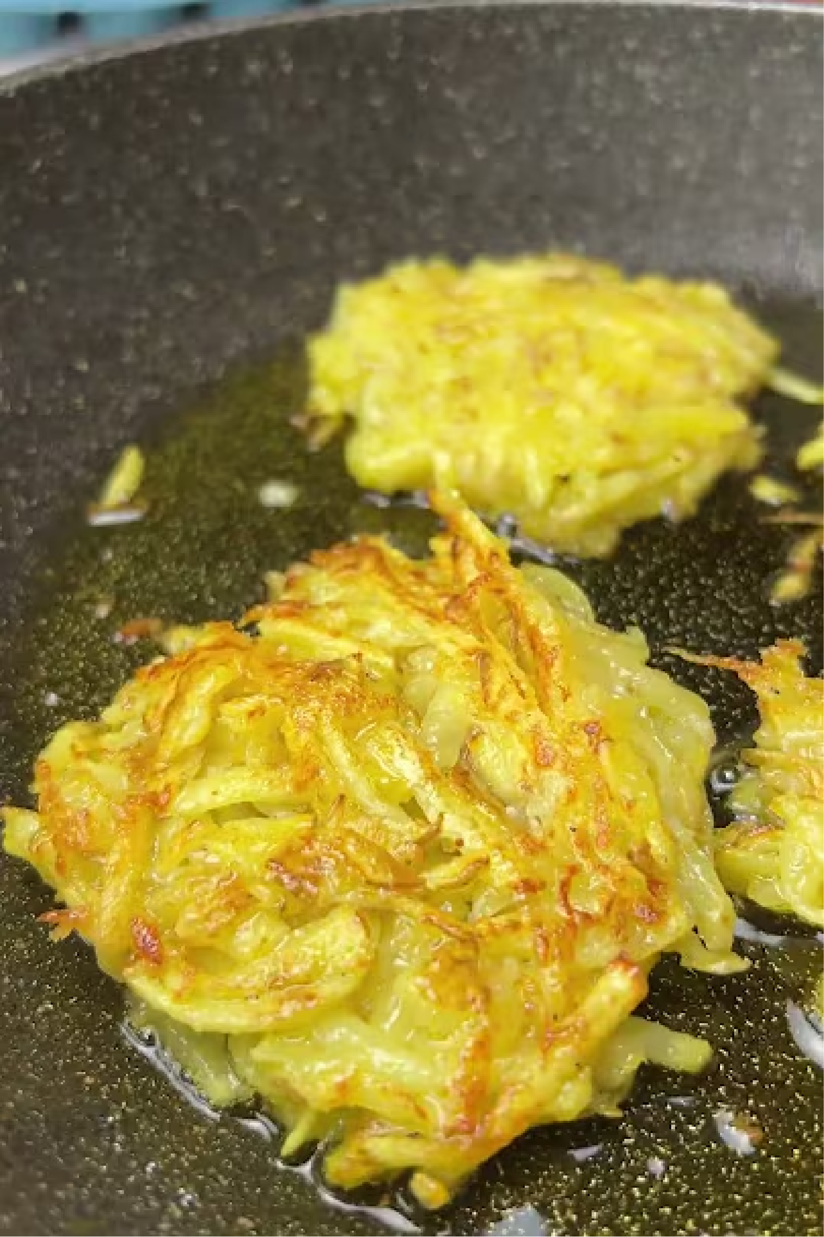 Bratkartoffeln beim Braten in der Pfanne.