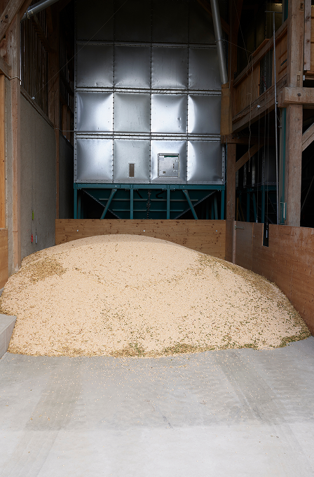 Lagerhalle mit einem großen Haufen Sägemehl