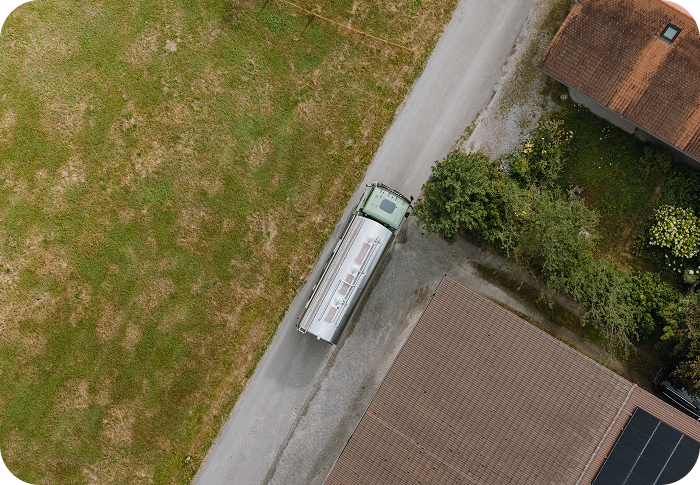 Luftaufnahme eines Lkw auf einer Strasse